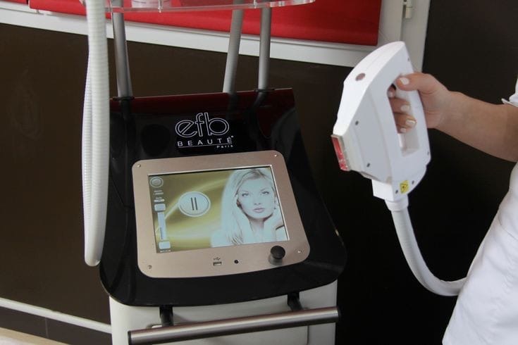 Lumière pulsée : épilation durable en ciblant les follicules pileux pour inhiber la repousse